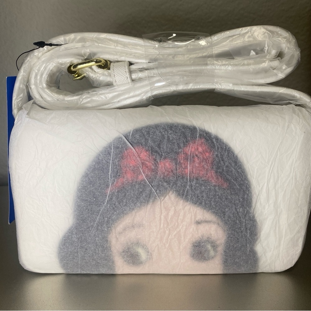 NWT DISNEY X DANIELLE NICOLE SNOW WHITE PHONE CROSSBODY WALLET - Picture 3 of 9